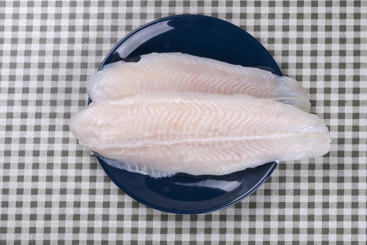 龙利鱼是海鱼,而巴沙鱼是淡水鱼,所以它们之间的营养差